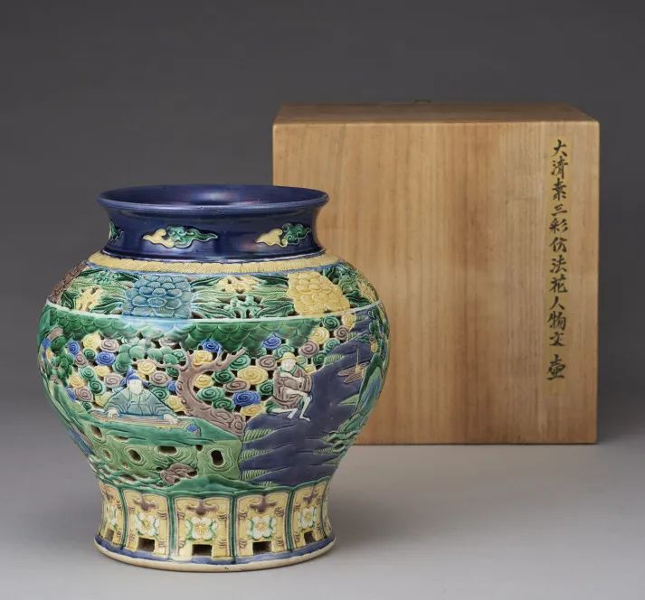 台湾自然窯大清乾隆年製款青花纏枝花卉紋瓶高さ約19.5cm-